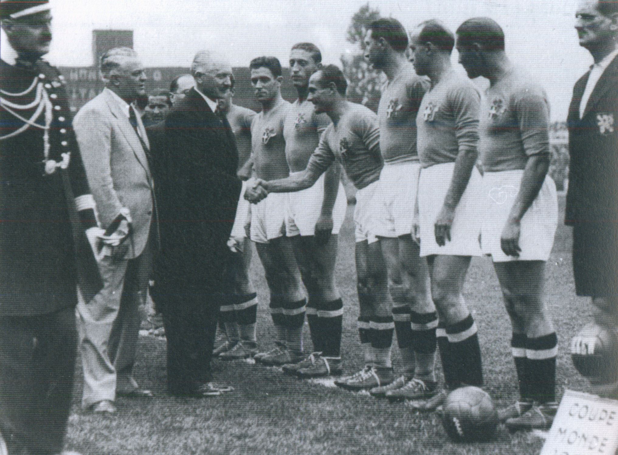 1938-fifa-world-cup-final-match-italy-hungary-france-allen-football-soccer-ball-2-1384735593