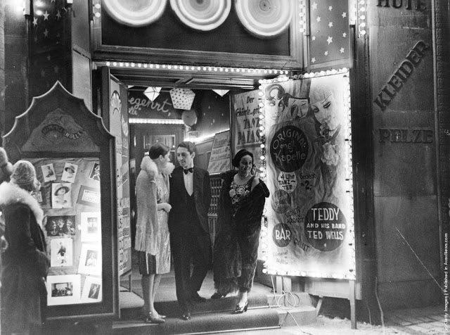 cabaret-dancers-10