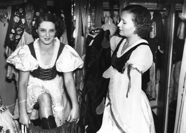 cabaret-dancers-20