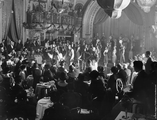 cabaret-dancers-8