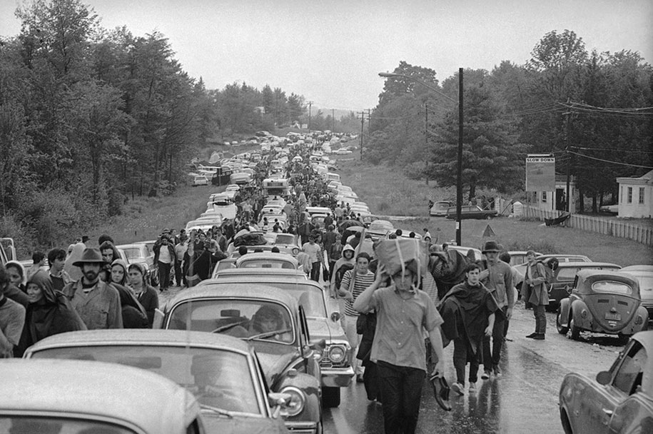 crazy-things-woodstock-festival-photography-10