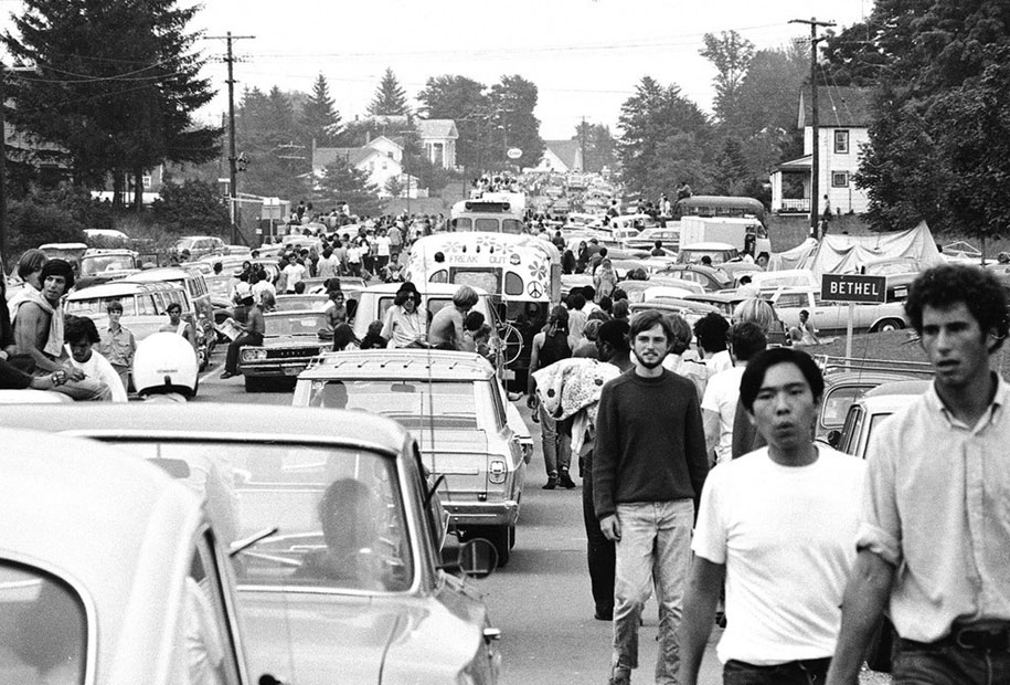 crazy-things-woodstock-festival-photography-12