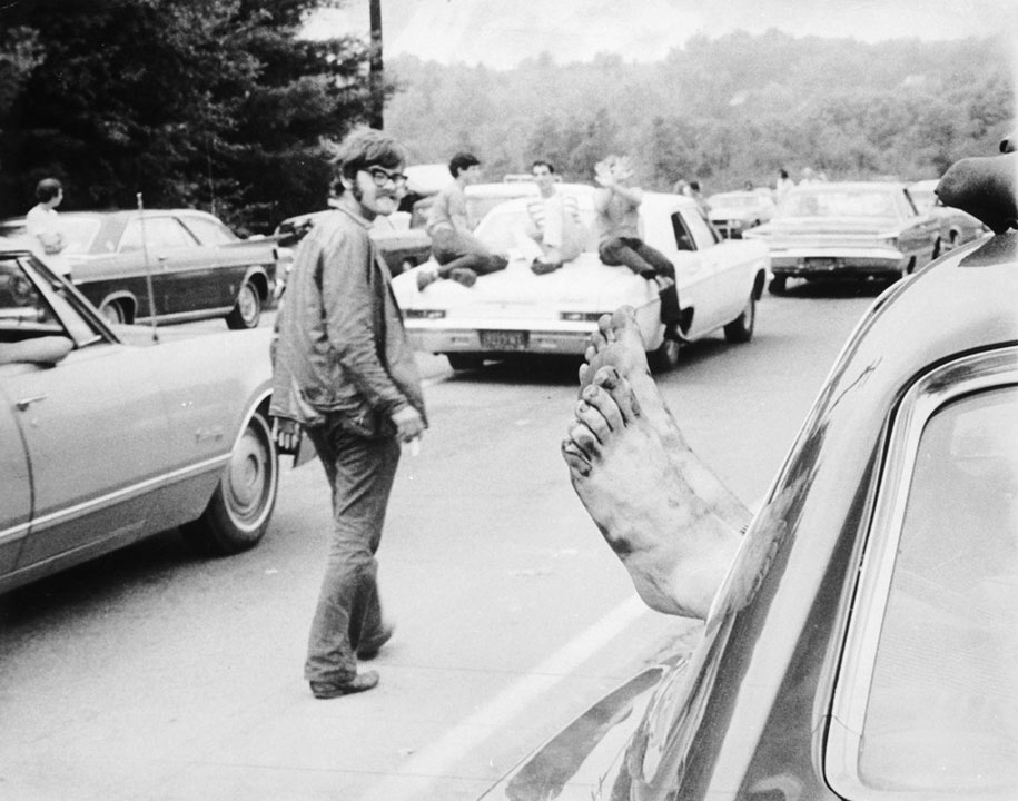 crazy-things-woodstock-festival-photography-6